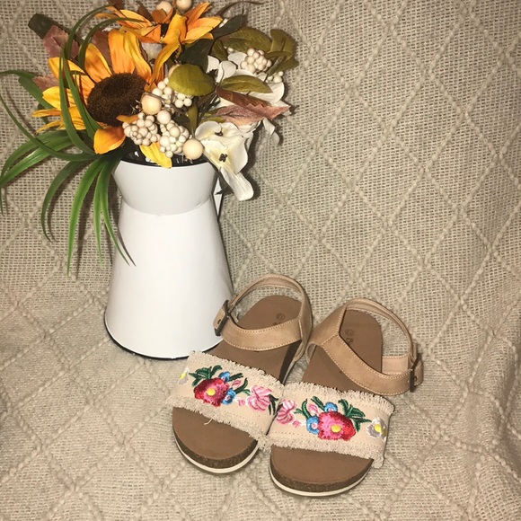 Bear paw Brand new size 13 kids/girls each - Picture 3 of 5